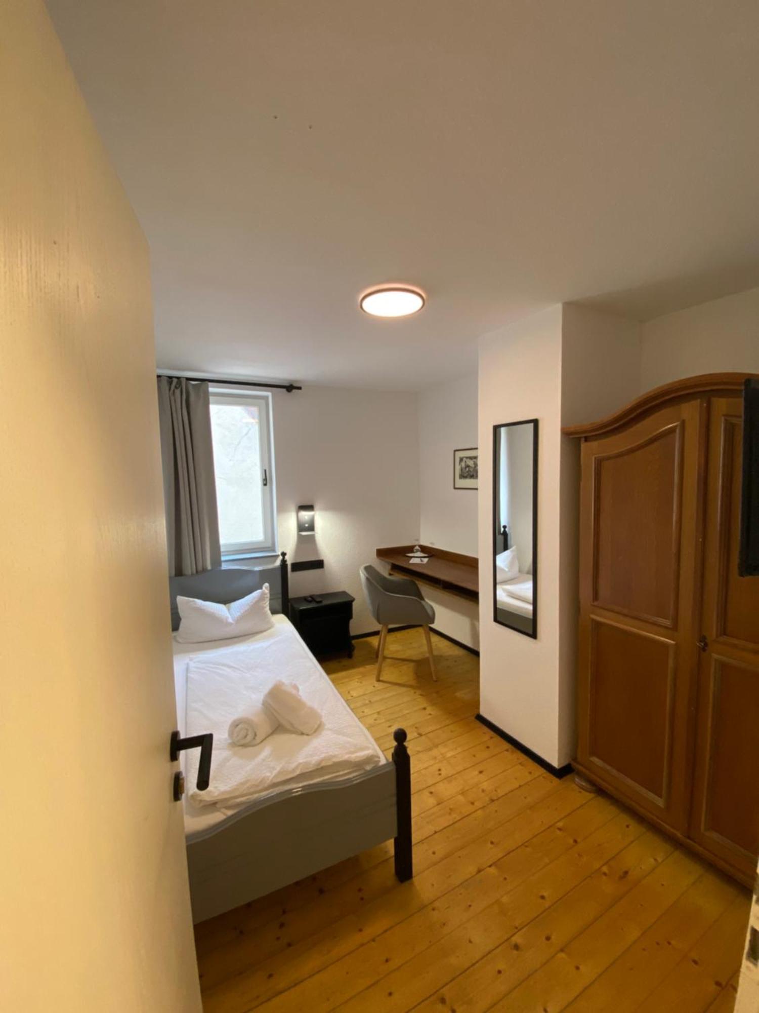Gasthof Zum Goldenen Schiff - Lehm, Stil & Altstadtflair Marktbreit Buitenkant foto